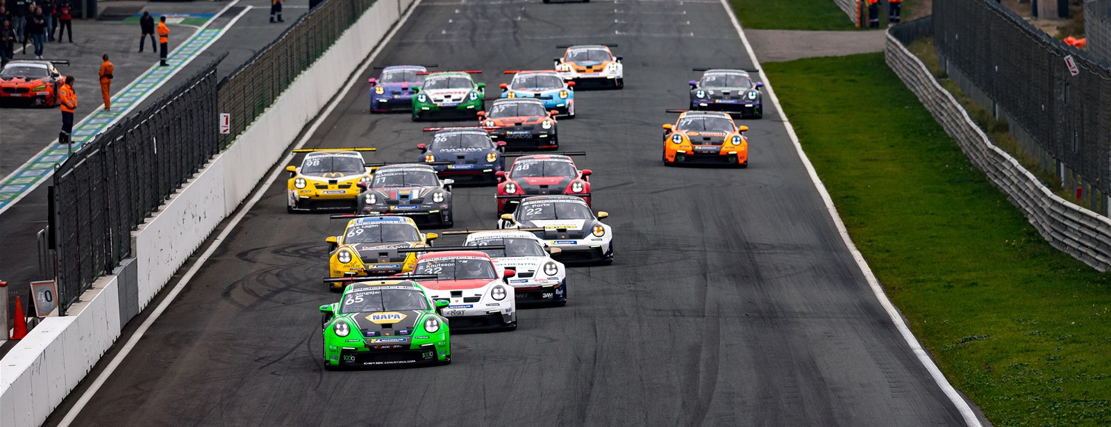 Titels verdeeld in Porsche Carrera Cup Benelux: Jaap van Lagen algemeen kampioen, Jules Grouwels wint Pro-Am en Milan Marczak is beste rookie. 