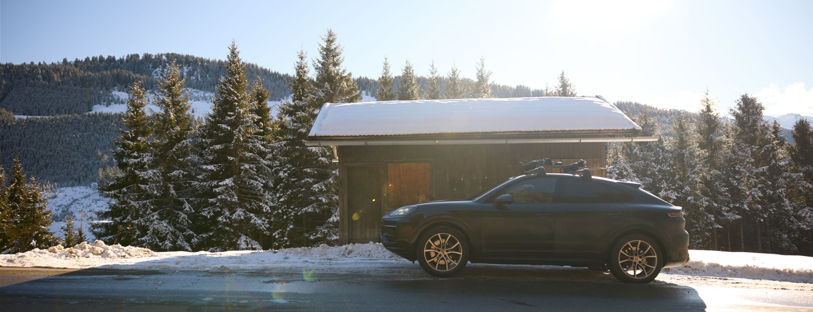 Stijlvol en functioneel: winterse expeditie met de Porsche Cayenne E-Hybrid Coupé. 