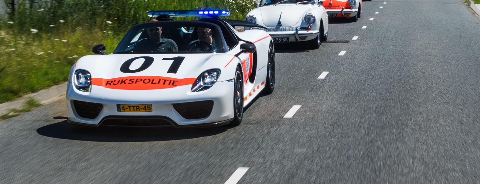 Internationale aandacht voor politie-treffen bij Porsche Classic Center Gelderland.